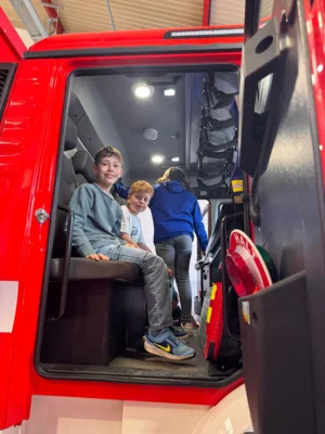 Foto des Albums: Die Klassen 3a und 3b zu Besuch bei der Freiwilligen Feuerwehr Hollstadt