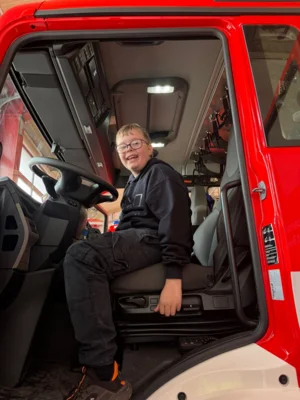 Foto des Albums: Die Klassen 3a und 3b zu Besuch bei der Freiwilligen Feuerwehr Hollstadt