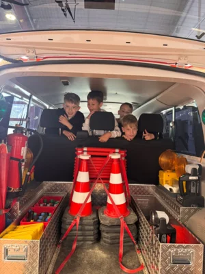 Foto des Albums: Die Klassen 3a und 3b zu Besuch bei der Freiwilligen Feuerwehr Hollstadt