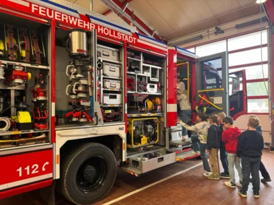 Foto des Albums: Die Klassen 3a und 3b zu Besuch bei der Freiwilligen Feuerwehr Hollstadt