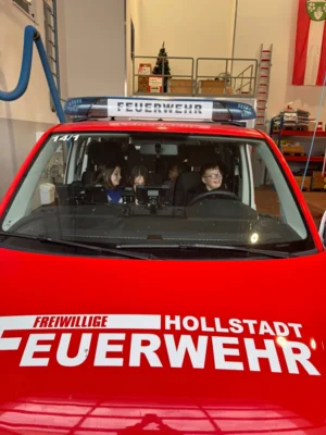 Foto des Albums: Die Klassen 3a und 3b zu Besuch bei der Freiwilligen Feuerwehr Hollstadt