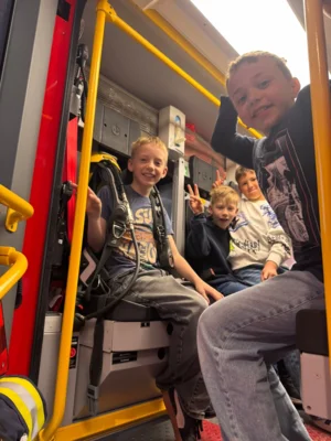 Foto des Albums: Die Klassen 3a und 3b zu Besuch bei der Freiwilligen Feuerwehr Hollstadt