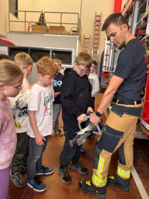 Foto des Albums: Die Klassen 3a und 3b zu Besuch bei der Freiwilligen Feuerwehr Hollstadt