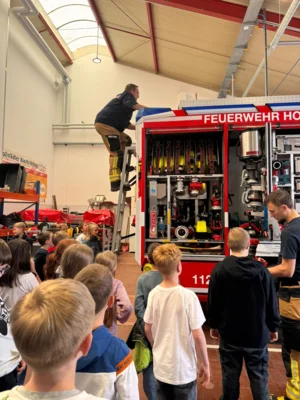 Foto des Albums: Die Klassen 3a und 3b zu Besuch bei der Freiwilligen Feuerwehr Hollstadt