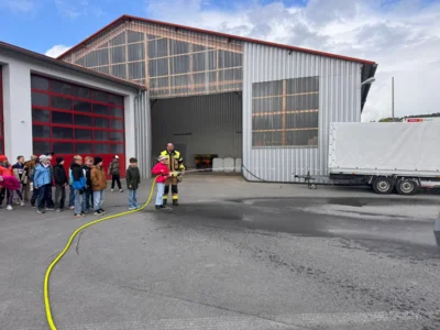 Foto des Albums: Die Klassen 3a und 3b zu Besuch bei der Freiwilligen Feuerwehr Hollstadt