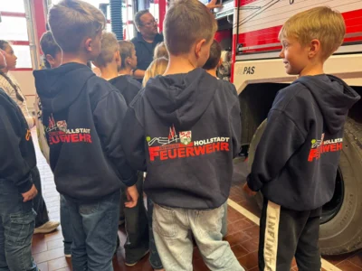 Foto des Albums: Die Klassen 3a und 3b zu Besuch bei der Freiwilligen Feuerwehr Hollstadt