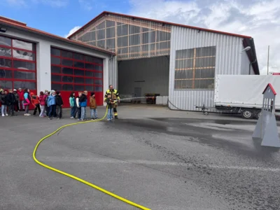 Foto des Albums: Die Klassen 3a und 3b zu Besuch bei der Freiwilligen Feuerwehr Hollstadt