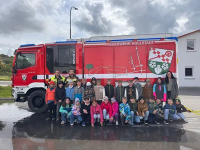 Foto des Albums: Die Klassen 3a und 3b zu Besuch bei der Freiwilligen Feuerwehr Hollstadt