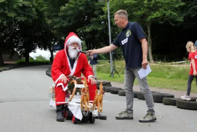 Rennleiter Frank M&uuml;hlenberg interviewt den Weihnachtsmann 