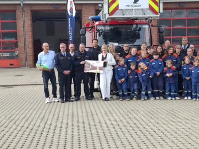 Foto des Albums: Scheckübergabe Jugendfeuerwehren Stadt Pritzwalk