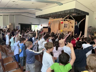 Foto des Albums: Theaterstück „Das Jahreszeiten-Durcheinander“ begeistert Grundschulkinder im Kultursaal