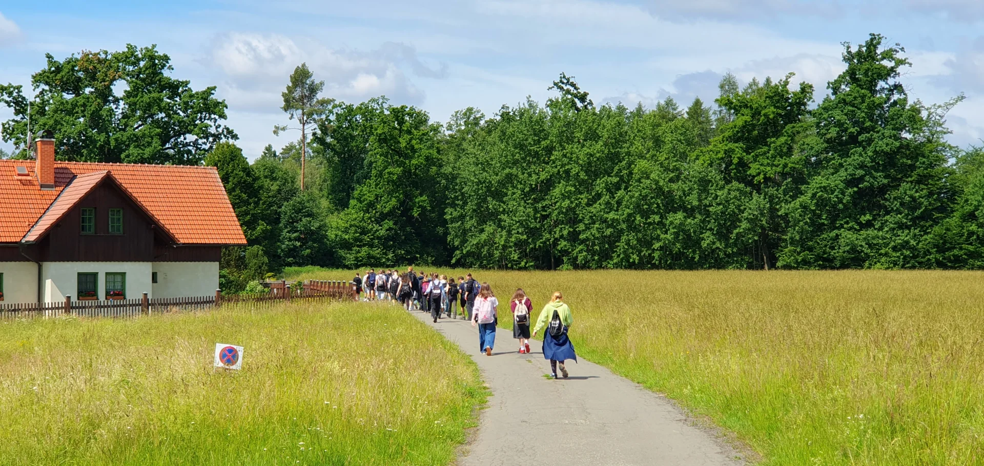 Bild: Schüler auf gemeinsamer Wanderung