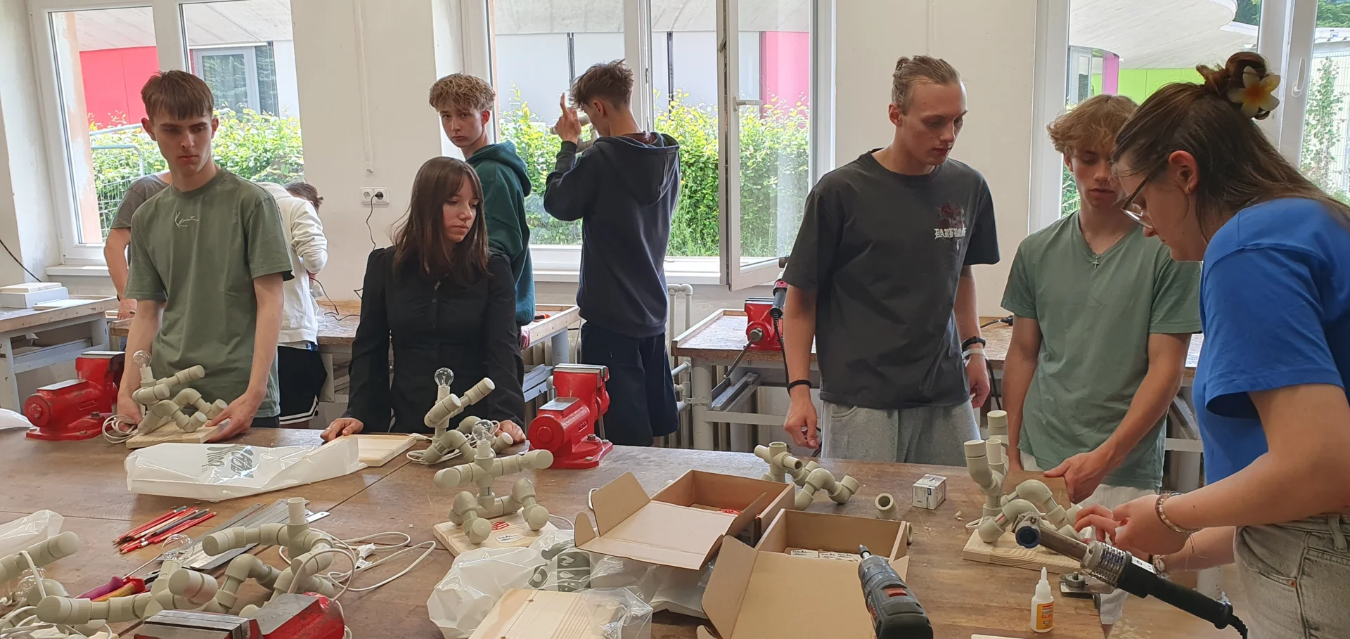 Bild: Schüler bei ihrer Projektarbeit