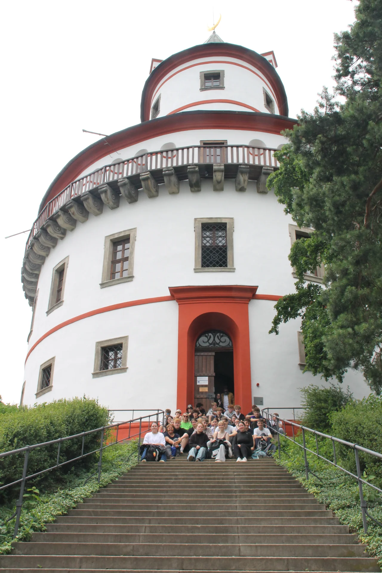Bild: Schülergruppe auf Treppe vor Schloss Humprecht