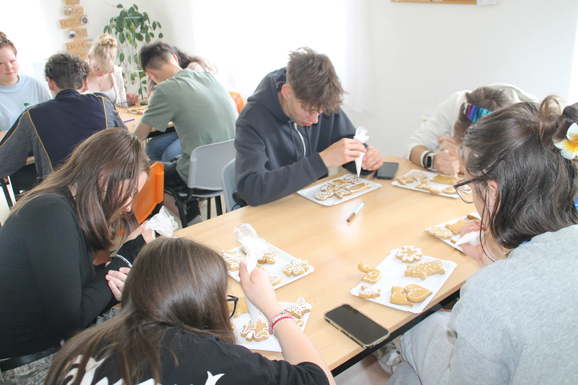 Bild: Schüler beim Dekorieren von Lebkuchen
