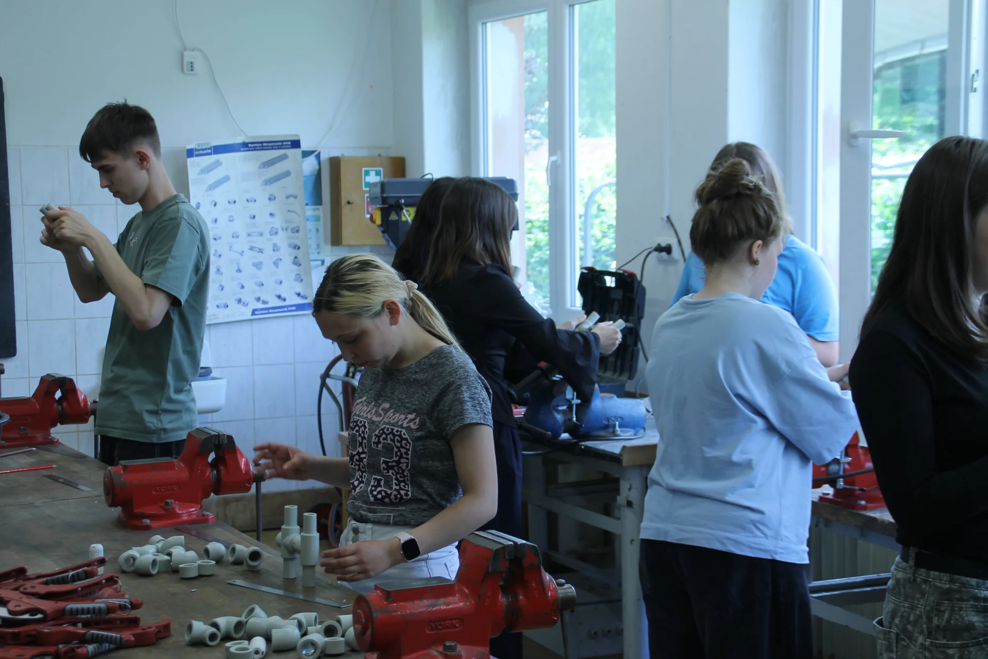 Bild: Schüler bei ihrer Projektarbeit