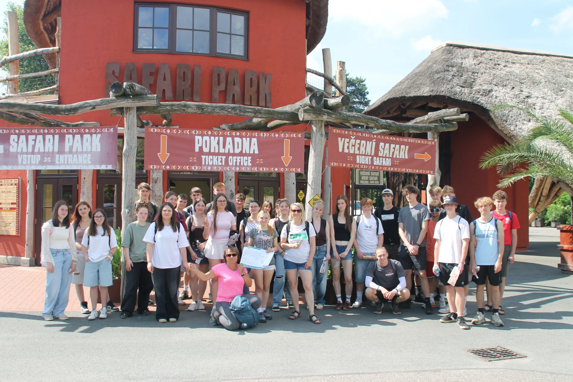 Bild: Schüler vor Eingang des Safariparks