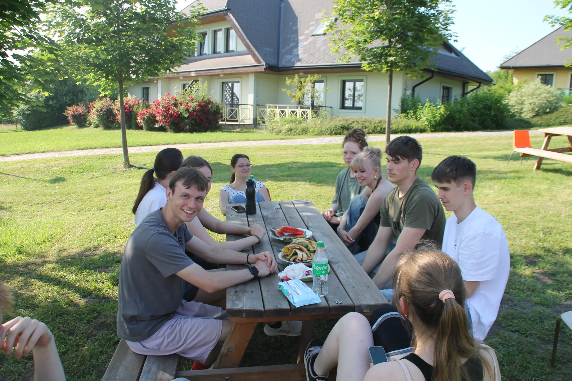 Bild: Schülergruppe am Tisch