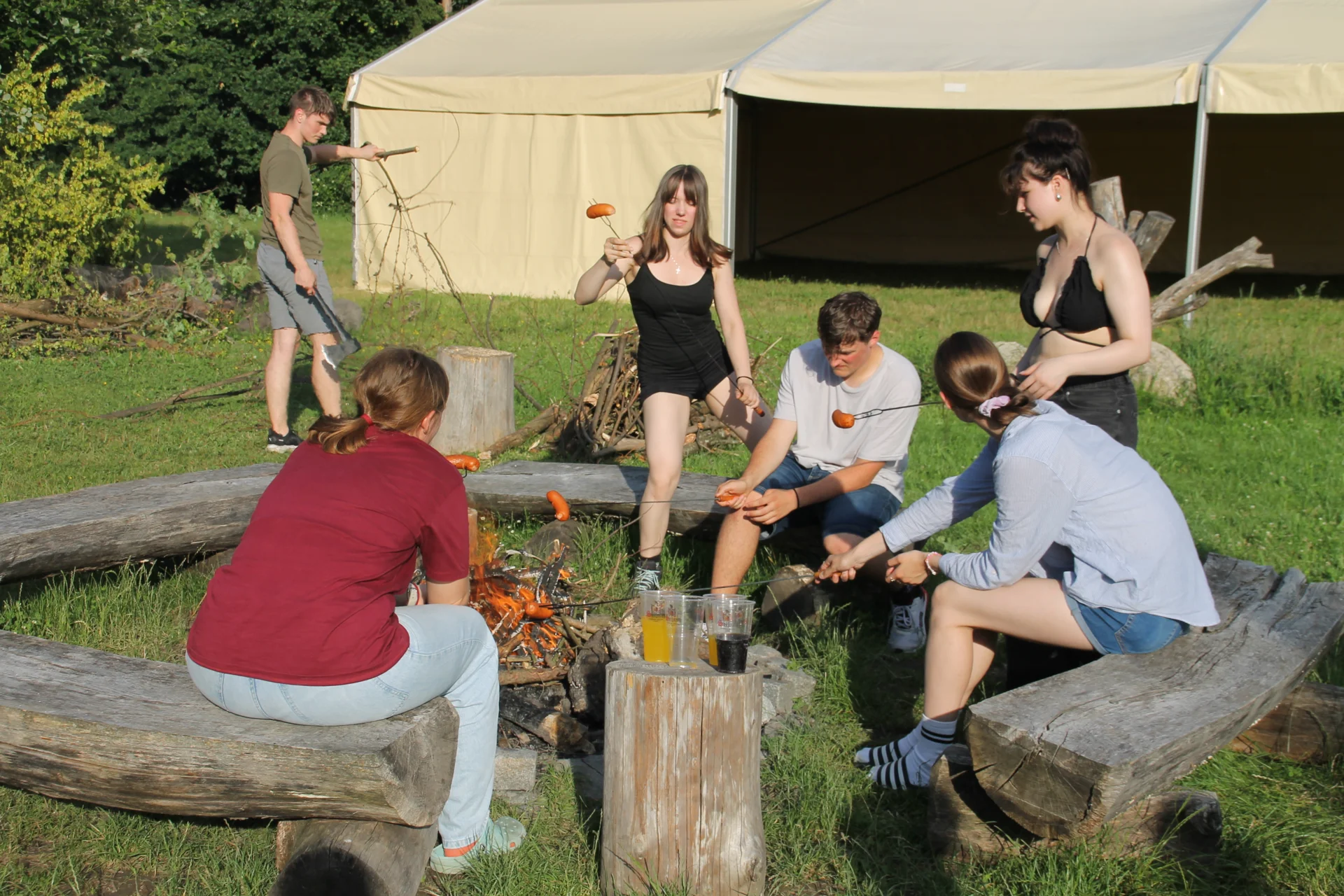 Bild: Schüler beim Grillen von Wurst