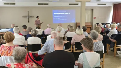 53 Teilnehmer:innen verfolgen interessiert den Vortrag von Frau Dr. Sch&uuml;ning 