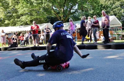 Rasant ging es zu beim 2  Bobbycar-Rennen 