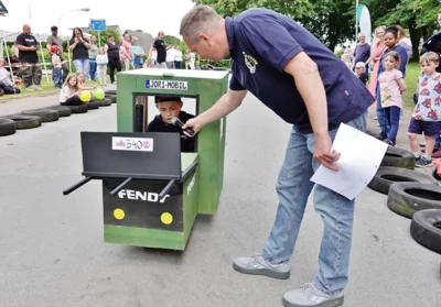 Joris Jankowski erkl&auml;rt dem Rennleiter den Fendt 