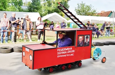 Dierk Harder rauscht mit der Drehleiter vorbei 