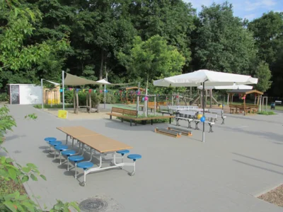 Der Schulhof wird dekoriert! 