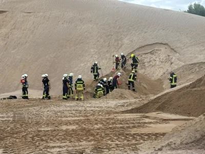 Vom Sand wurde ein Fahrzeug versch&uuml;ttet 