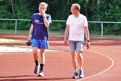 NDR-Reporter Julian Marxsen mit Sven Dalock 