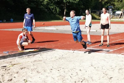 Ute M&uuml;hlenberg nimmt den Weitsprung ab 