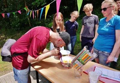 Der Fotograf testet ein Spiel f&uuml;r gro&szlig;e Kinder 