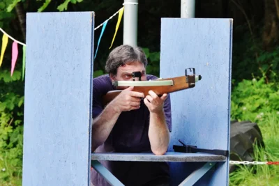 B&uuml;rgermeister Dirk Griese beim Schie&szlig;en auf den Holzvgel 