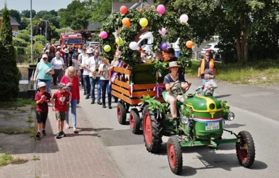 Der Festumzug in der Damsdorfer Stra&szlig;e 
