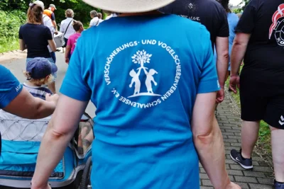 Die Veranstalter zeigen Flagge 
