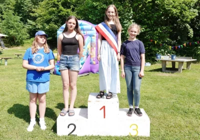 K&ouml;nigin Orla mit den M&auml;dchen 12-15 Jahre 