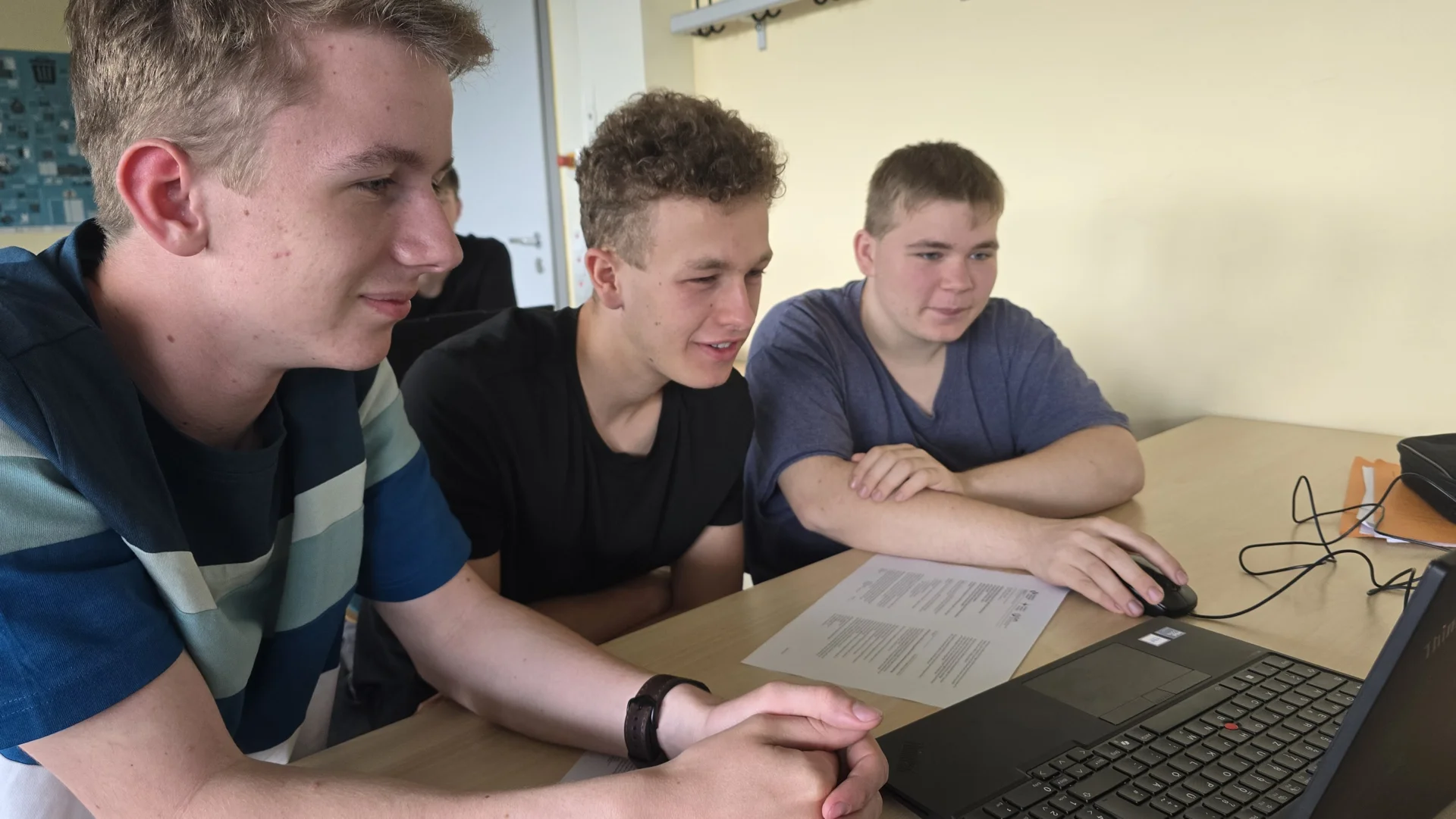 Bild: Drei männliche Schüler vor Laptop