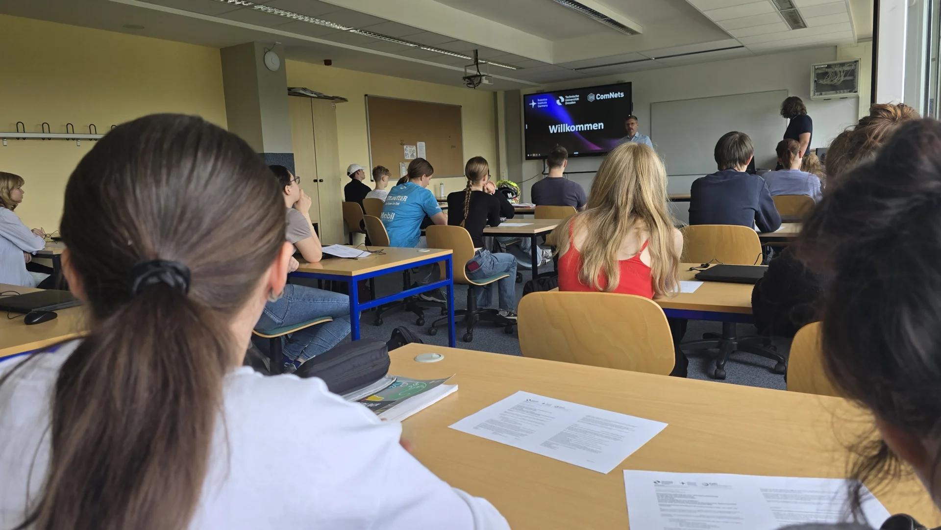 Bild: Blick über Hinterkopf durch Klassenraum