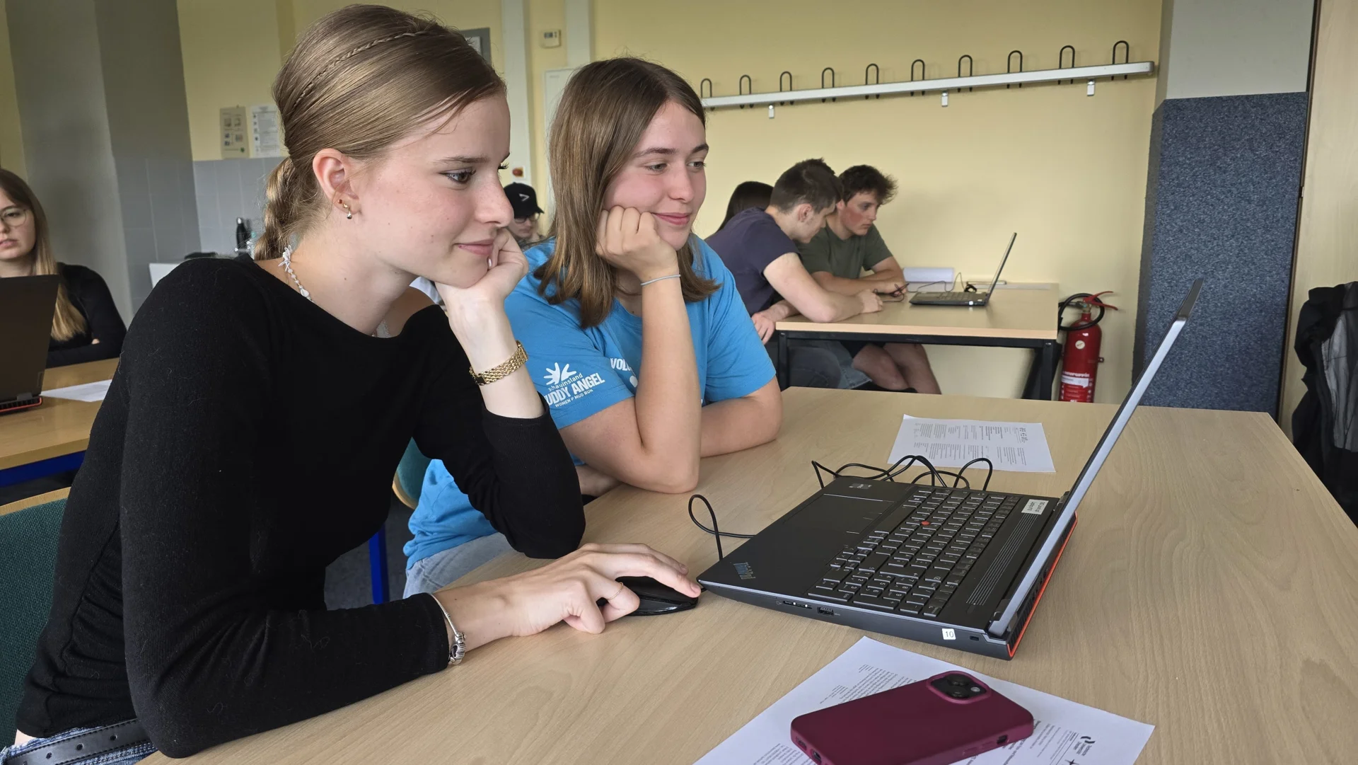 Bild: Zwei Schülerinnen am Arbeiten mit Laptop