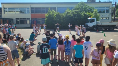 Foto des Albums: Besonderer Schultag mit Tanz, Wasserspaß und Eis
