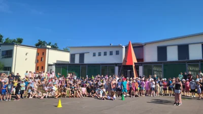 Foto des Albums: Besonderer Schultag mit Tanz, Wasserspaß und Eis