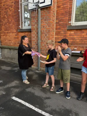 Foto des Albums: Ehrungen und Abschiedsgeschenke für die Schulbücherei