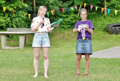 Janne und Ute scheiten zur Siegerehrung 