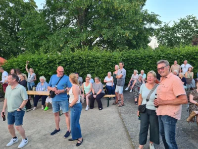 Foto des Albums: Yeah !! Trotz wechselhafter Vorhersagen kein Regen :-)) : Mittsommer-Open-Air mit 