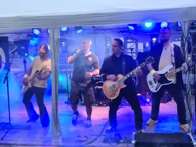 Foto des Albums: Yeah !! Trotz wechselhafter Vorhersagen kein Regen :-)) : Mittsommer-Open-Air mit 