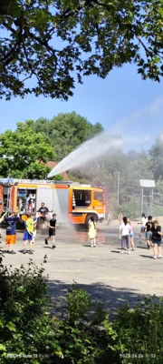 Foto des Albums: Wasserschlacht sorgt für Abkühlung
