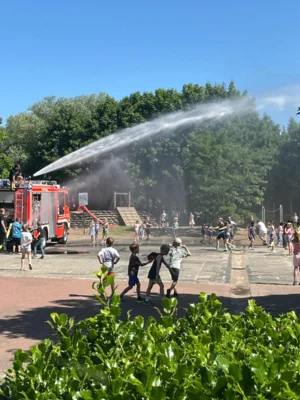 Foto des Albums: Wasserschlacht sorgt für Abkühlung