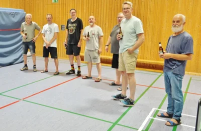 Neugerige Blicke der Mannschaft und Freunde 