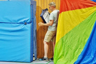 Kapit&auml;n Olaf Suhr darf ein geschenk suchen 