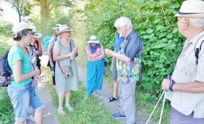 Kr&auml;uter und Gr&auml;ser waren das Ziel der Wanderung 